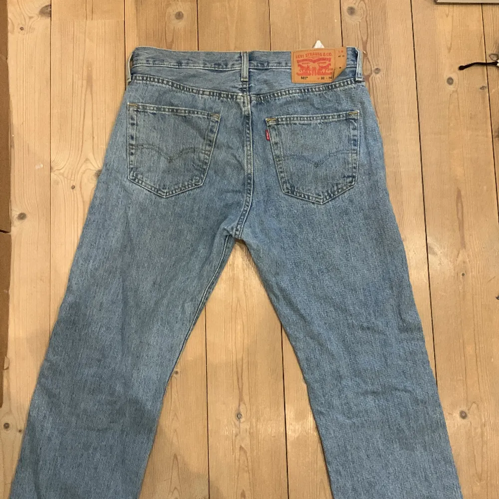 Levis Jeans i modellen 501 i nästintill  nyskick använda ett fåtal gånger.  Storlek 32 midja 34 längd . Jeans & Byxor.