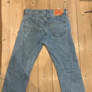 Levis 501 herr  - Levis Jeans i modellen 501 i nästintill  nyskick använda ett fåtal gånger.  Storlek 32 midja 34 längd 