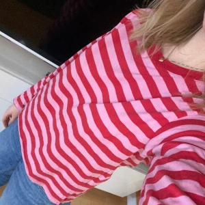 Långärmad tröja - Fin randig tröja i färgerna röd/rosa från Monki💓 fint skick! Skriv vid frågor eller funderingar🌸🩵