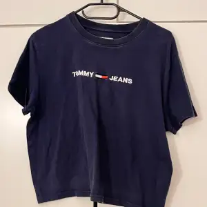 Säljer denna fina Tommy Hilfiger T-Shirten. Den är i storlek S och är i bra skick. 