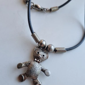 Y2k halsband nallebjörn  - Vintage halsband från tidigt 2000 tal 
