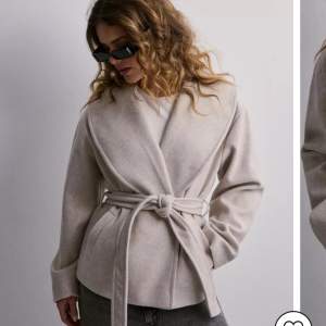 Säljer denna kappa för den ej kommer till användning, oanvänd Köpare står för frakten☺️ Nypris 700