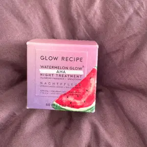 Säljer denna glow recepie water melon glow night treatment! Den är helt oanvänd och inte ens öppnad eftersom jag köpte två stycken❤️