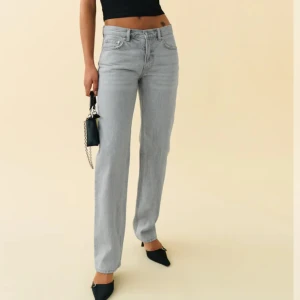 Jeans  - Gråa low straight jeans från Gina, använda 2 gånger. Avklippta så de passar 160