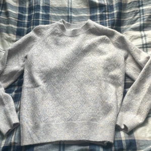 Stickad tröja - En tjockare stickad tröja som är helt ny men utan prislapp.   Fri frakt