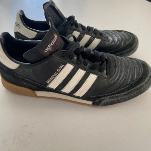 Futsalsko - Adidas mundial goal - Futsalsko gjord i läder, bra skick, strl 39 1/3 Priset går att förhandla, meddela ifall ni har funderingar.