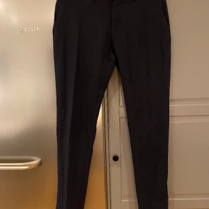 Mörkblå chinos från Zara man strl 40 - 65% polyester  37% Viscos  2% elastan  