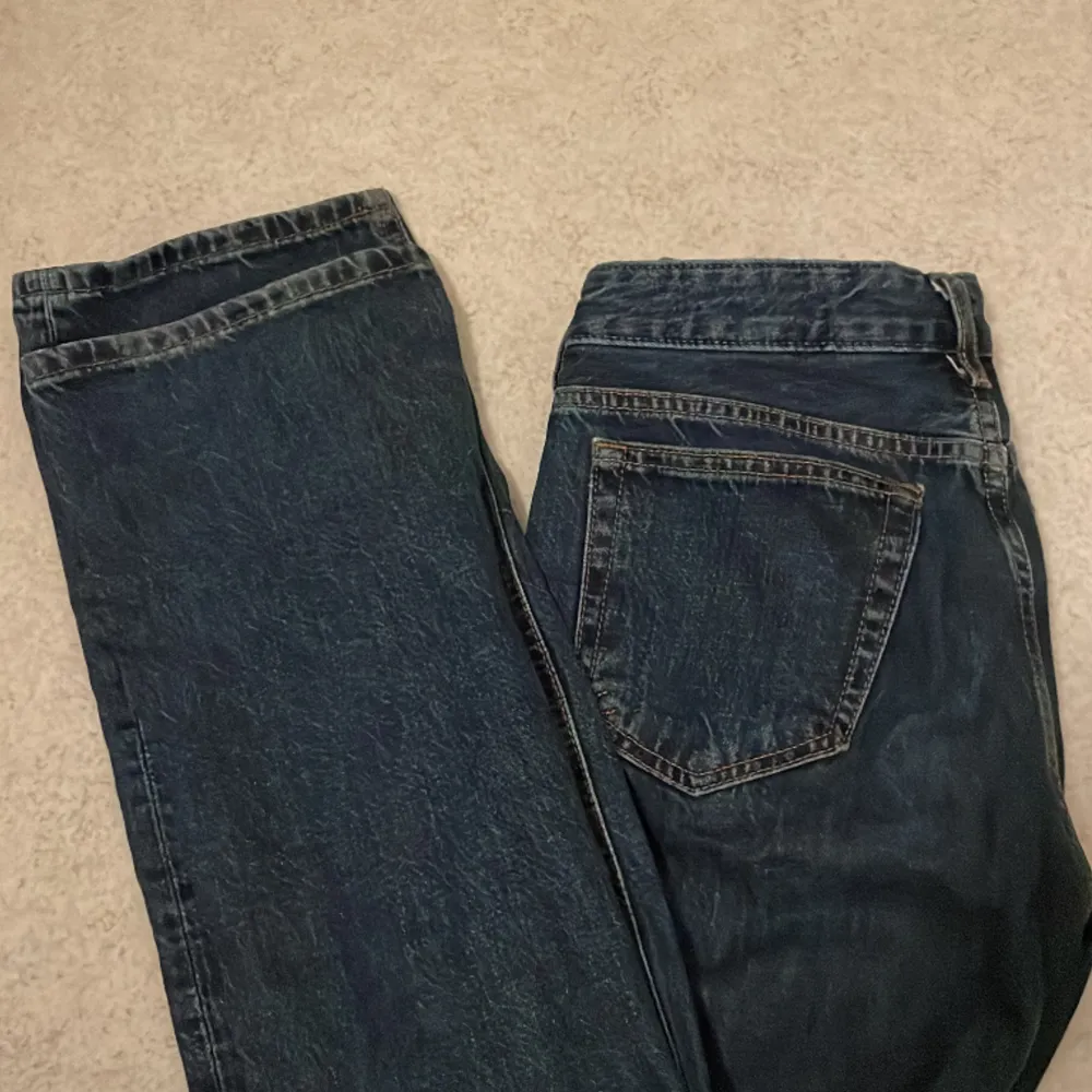 ”Low straight” jeans från bikbok som inte längre passar💞💞 köparen står för frakt🙏. Jeans & Byxor.