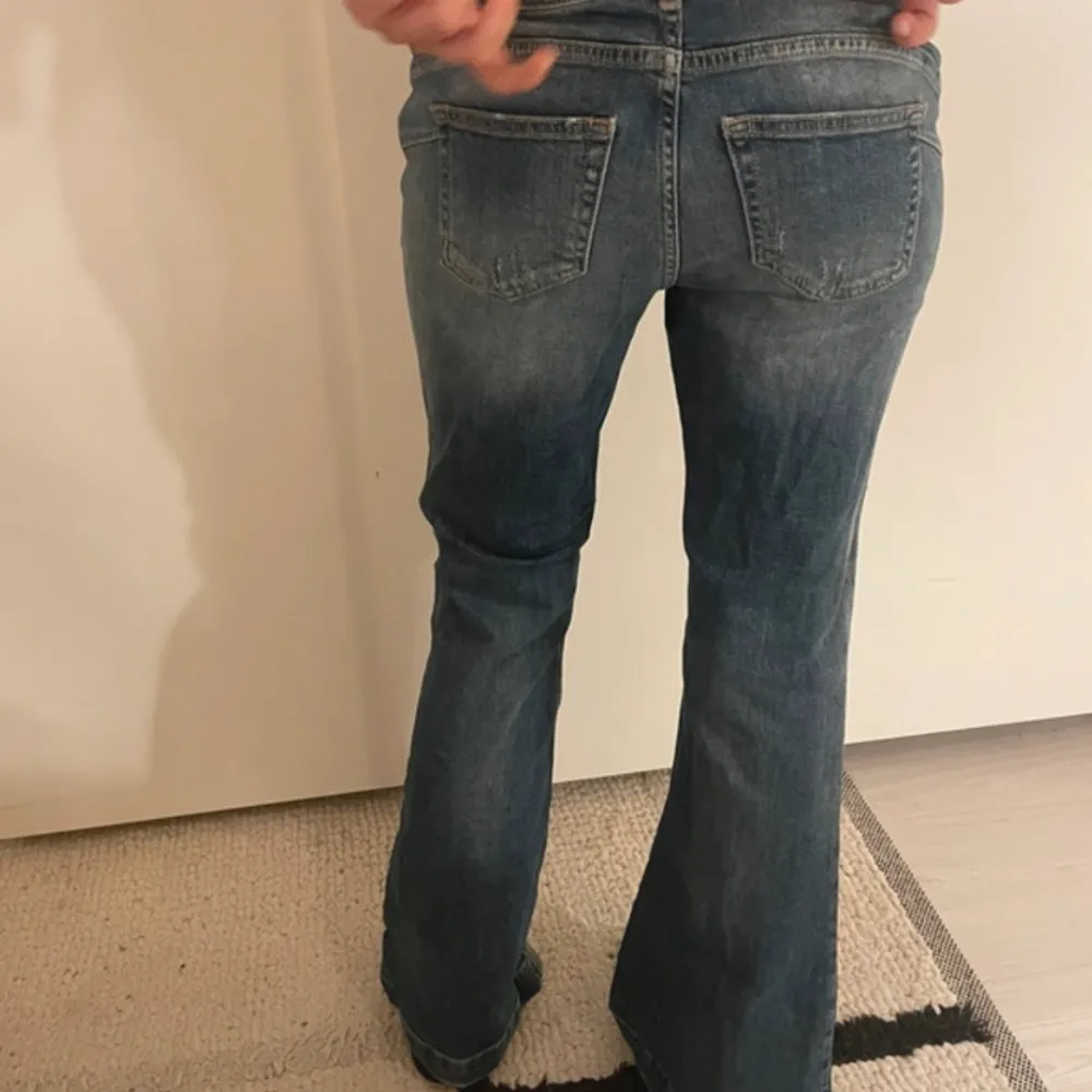 Hej säljer dessa super snygga jeans som tyvär är för stora för mig som jag  köpte på Vinted, bilden är lånad från köparen där men skriv om ni vill ha fler bilder!. Jeans & Byxor.