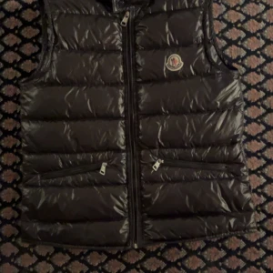 Moncler väst gui - Skick=10/10 självklart äkta passar dig från 12-14 år Pris går att diskutera vid snabb affär