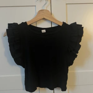 Svart sommartopp - Säljer denna fina toppen i strl 134/140 men när man håller bredvid zaras toppar skiljer det inte alls mycket då den är stor i storleken💘 Köparen står för frakt! Tveka inte att fråga om ni undrar något🌸