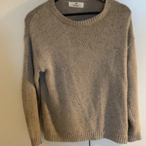 Stickad tröja - Sedan jag köpte denna stickade tröja från h&m så har jag inte använt den mycket alls.den har inga hål eller några skador alls