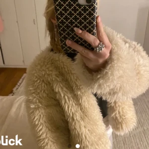 Pälsjacka - Säljer nu denna helt nya päls jackan från Gina tricot. Storlek L för att den är ganska liten i storleken, passar mig som vanligtvis brukar ha xs-s. Helt ny och köpte för 500 säljer för 300💓 (lånad bild) 