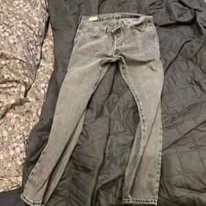 Levis jeans  - Perfekt sick kostar orginal 1100 säljer dom för 400