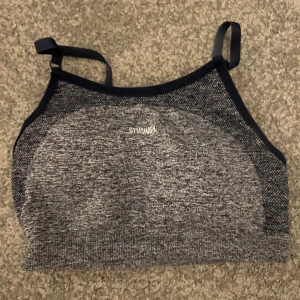 Gymshark sporttopp - Jätte bra skick!! Säljer då den inte kommer till användning eftersom den är lite liten 🩷