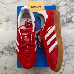Adidas Gazelle Scarlet Cloud White - Helt nya och oanvända Adidas Gazelle Scarlet Cloud White. Storlek: 38  Pris: 1500. Kvitto finns.   Skicka ett dm vid köp eller frågor😁