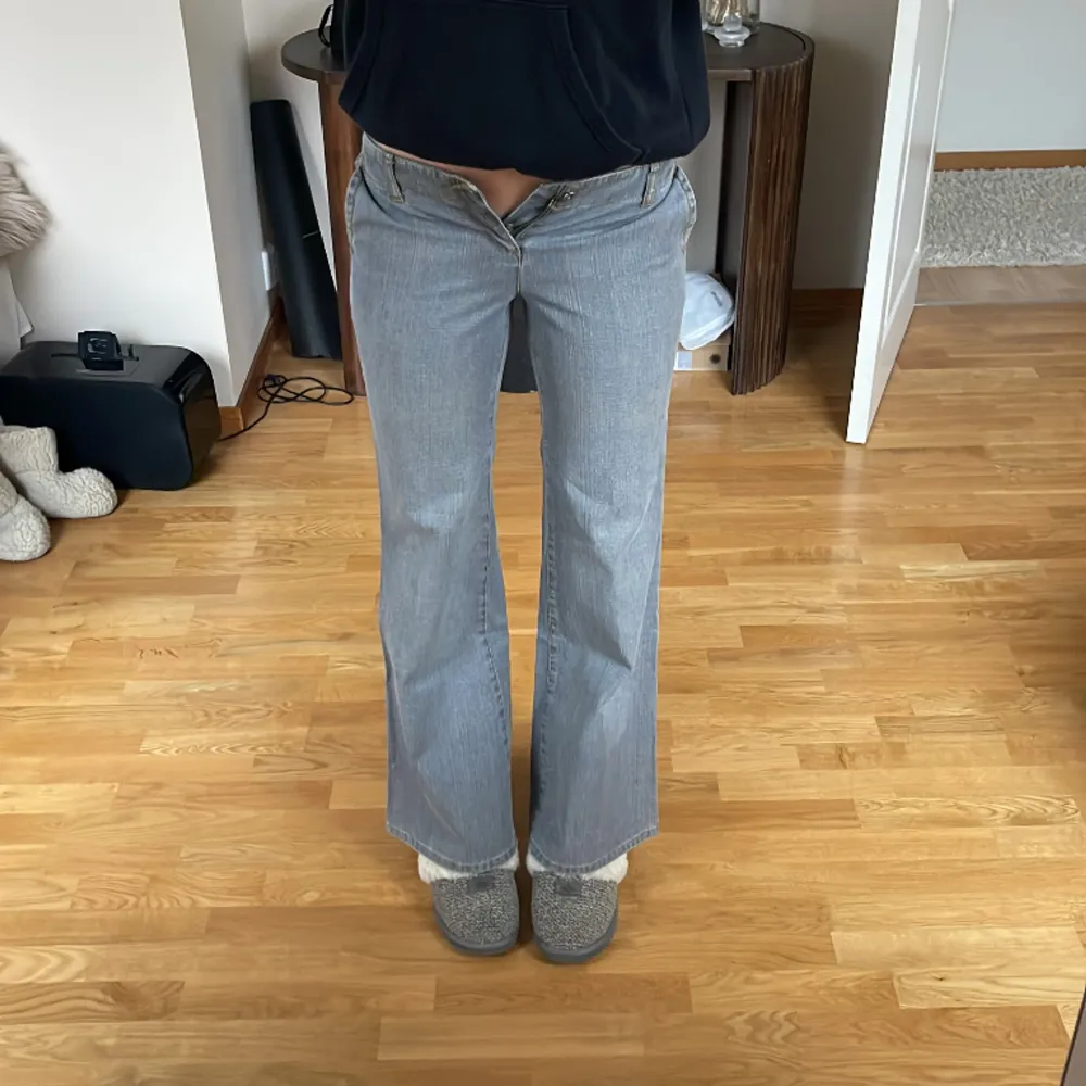 SÅ snygga lågmidjade jeans från Rogers i en grå/blå färg!  Tyvärr är dom lite korta o små för mig🤧Står endast ”4” som strlk men skulle säga att dom är som en 38💕Jag är 177cm. Midja: 76cm Innerben: 81cm. Jeans & Byxor.