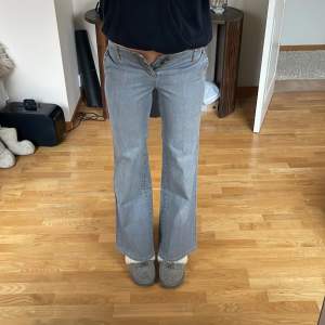 SÅ snygga lågmidjade jeans från Rogers i en grå/blå färg!  Tyvärr är dom lite korta o små för mig🤧Står endast ”4” som strlk men skulle säga att dom är som en 38💕Jag är 177cm. Midja: 76cm Innerben: 81cm