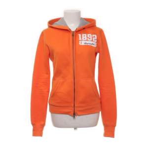 Jätte fin zip hoddie från Abercrombie & Fitch i orange, den är knappt använd💘💘