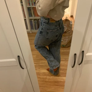 Baggy straight jeans från NA-KD - Använda få gånger och i gott skick. Jag är 169 och de är lite långa på mig så passar nog nån som är 170-175 men man kan ju klippa dom oxå ifall de är för långa. 