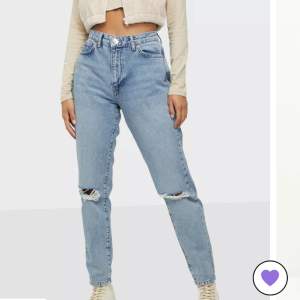 Mom jeans från Gina tricot i storlek 34. Använda ett fåtal gånger, i mycket bra skick. Sitter som den sista bilden visar. Säljer för dem är för små för mig. 