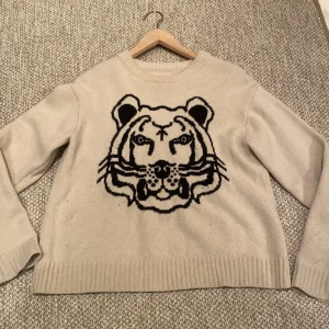 Kenzo tröja - Super fin väl använd kenzo tröja lite nopprig men går bort fort den är äkta och är jätte fin