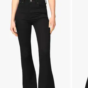 Svarta lee bootcut jeans, har aldrig används bara testats så helt nyskick! Köpa för 999kr, säljer pga har likadana, så bra kvalitet! 