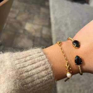 Guldigt Svedbom armband med svarta stenar💞 kan sänka pris vid snabb affär