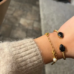 Caroline Svedbom armband - Guldigt Svedbom armband med svarta stenar💞 kan sänka pris vid snabb affär