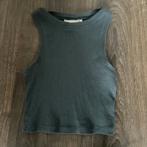 Toppar  - Två toppar från weekday. Jätte bra skick och nästan aldrig anväda. En svart och en mörk grön. Köp båda för 100 eller en för 60kr.💞pris kan diskuteras.