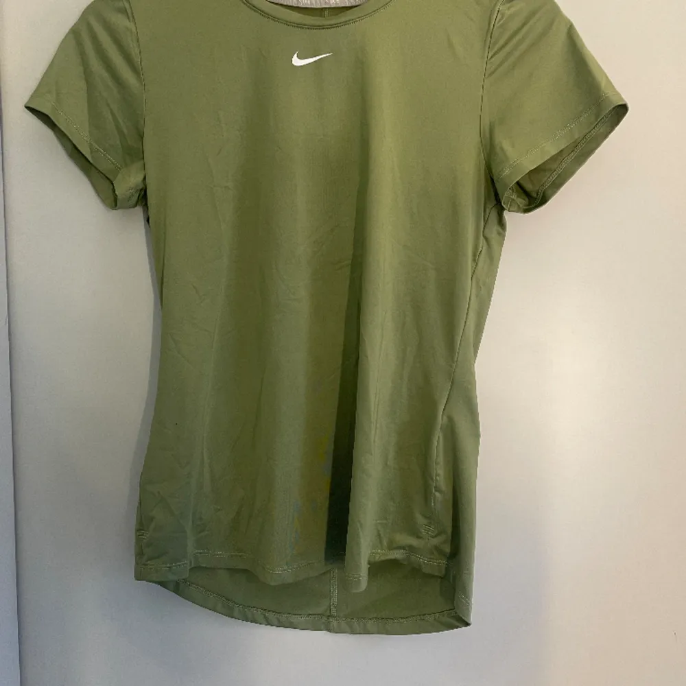 En grön tränings tröja. Säljer för den är för liten. . T-shirts.