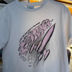 Ganni tshirt - Sjukt cool t-shirt från Ganni! Knappt använd