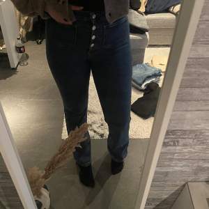 Jeans från nakd x Sanna Jörnvik i storlek 38, använda 2 gånger så i fint skick🥰 köparen står för frakten🌸