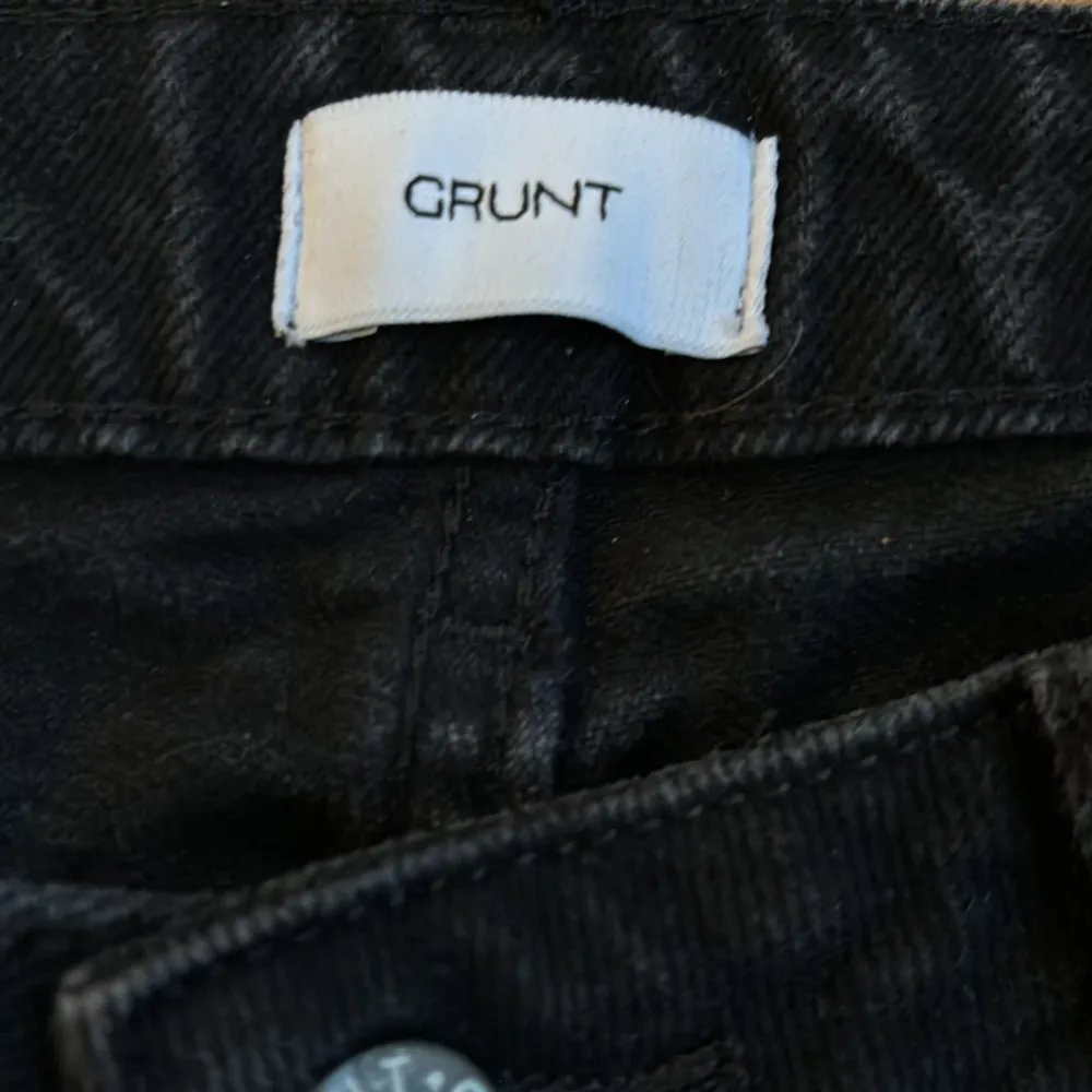 Säljer ett par svarta Grunt jeans för att de är för små. Använda en gång. Nypris 650kr Jag säljer de för 75 Storlek 27. Jeans & Byxor.