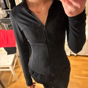 Tränings jacka - Lululemon dupe från stadium, köpt för två veckor sen o endast använd 2 gånger. Storlek XS men passar upp till S