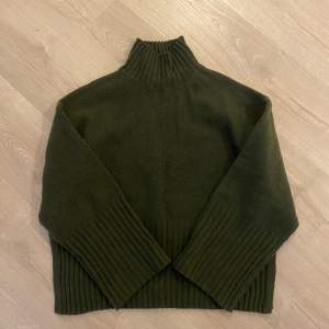 Säljer denna jättefina gröna tröja från Pernilla Wahlgrens kollektion i storlek S