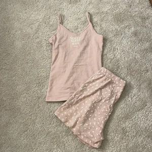 Pyjamas sett - Pyjamas sett från hm. Storlek 146/152 men passar mig som är xxs/xs 💝