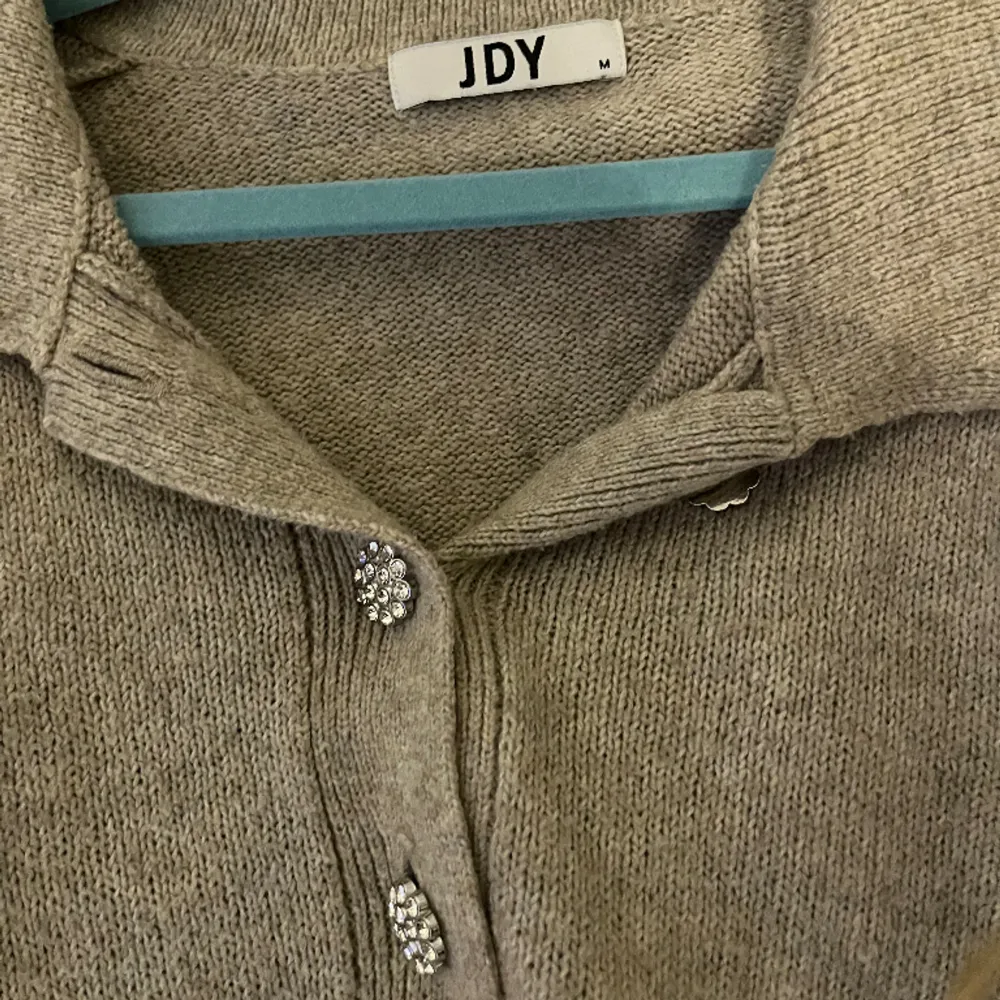 Söt beige stickad tröja med knappar Storlek: M, men känns mycket mindre, har vanligtvis s/xs och den passar mig perfekt  Från: JDY. Tröjor & Koftor.