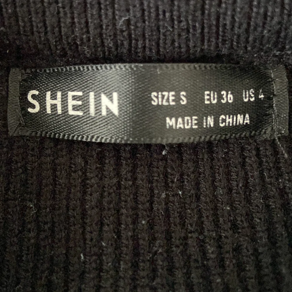 säljer den här super fina tröjan från shein, som aldrig kommer till användning. bra skick men den är lite knottrig. den är svart, grå och vit.. Tröjor & Koftor.