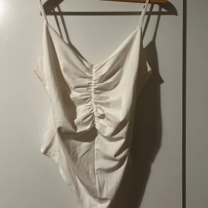 Två st bodys  - Aldrig använda, testade dem men gillade inte passformen på min kropp, i stl 42/44, 100kr st, köparen står för frakt 