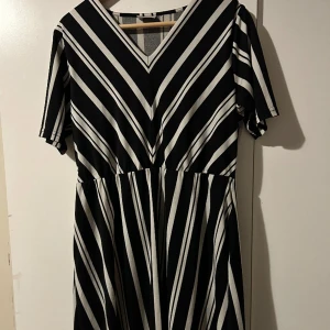 Klänning  - Bra skick, använd kanske två gånger, köparen står för frakt 