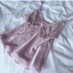 Spets linne  - Thirftat linne i strl S, superfint och unikt! Banden är justerbara 🙌🏼💕