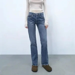 Zara mid rise jeans - Säljer dessa mid rise jeans, slutsålda från zara! Strl 38 men små i strl så passar 32-36! Väldigt sparsamt andvända! Nypris 399🥰