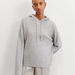 Soft goat Kashmir hoodie - PRIS KAN DISKUTERAS Säljer min ljusgråa soft goat Kashmir hoodie. Tröjan har inga fläckar eller slitningar. Har använt typ 4 gånger totalt. Den är helt slutsåld och går inte att få tag på, köpte för ca 2950kr 