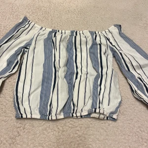 Topp  - En jätte fin somrig topp från Bik Bok i storlek S. Den har lite kortare armar som man kan dra upp, och göra puffigare. Jätte fin tröja inte använd mycket allas Max 2 gånger förra sommaren