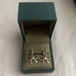 Örhängen rosetter  - Så fina örhängen från Lotta Hasselblad! Silver med gröna stenar på, ringar med rosetter som man kan ta av. Köpta för 800kr