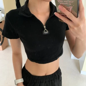 Nasty fancy club crop top - Varsamt använd  Köparen står för frakt  Kika gärna in andra plagg på min profil för att spara på frakt