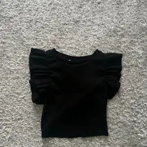 Jätte fin tröja från Zara som jag köpte för ungefär 3 år sen. Sparsamt använd och har inga defekter. Säljer då den nt kmr till någon användning! Kp för fler bilder!!