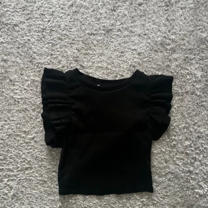Tröja - Jätte fin tröja från Zara som jag köpte för ungefär 3 år sen. Sparsamt använd och har inga defekter. Säljer då den nt kmr till någon användning! Kp för fler bilder!!