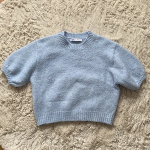 Stickad tröja  - Säljer min superfina, ljusblå stickade tröja ifrån Zara, då den tyvärr blivit förliten. Köpt för något år sedan, men inprincip nästan aldrig använd! 🩵